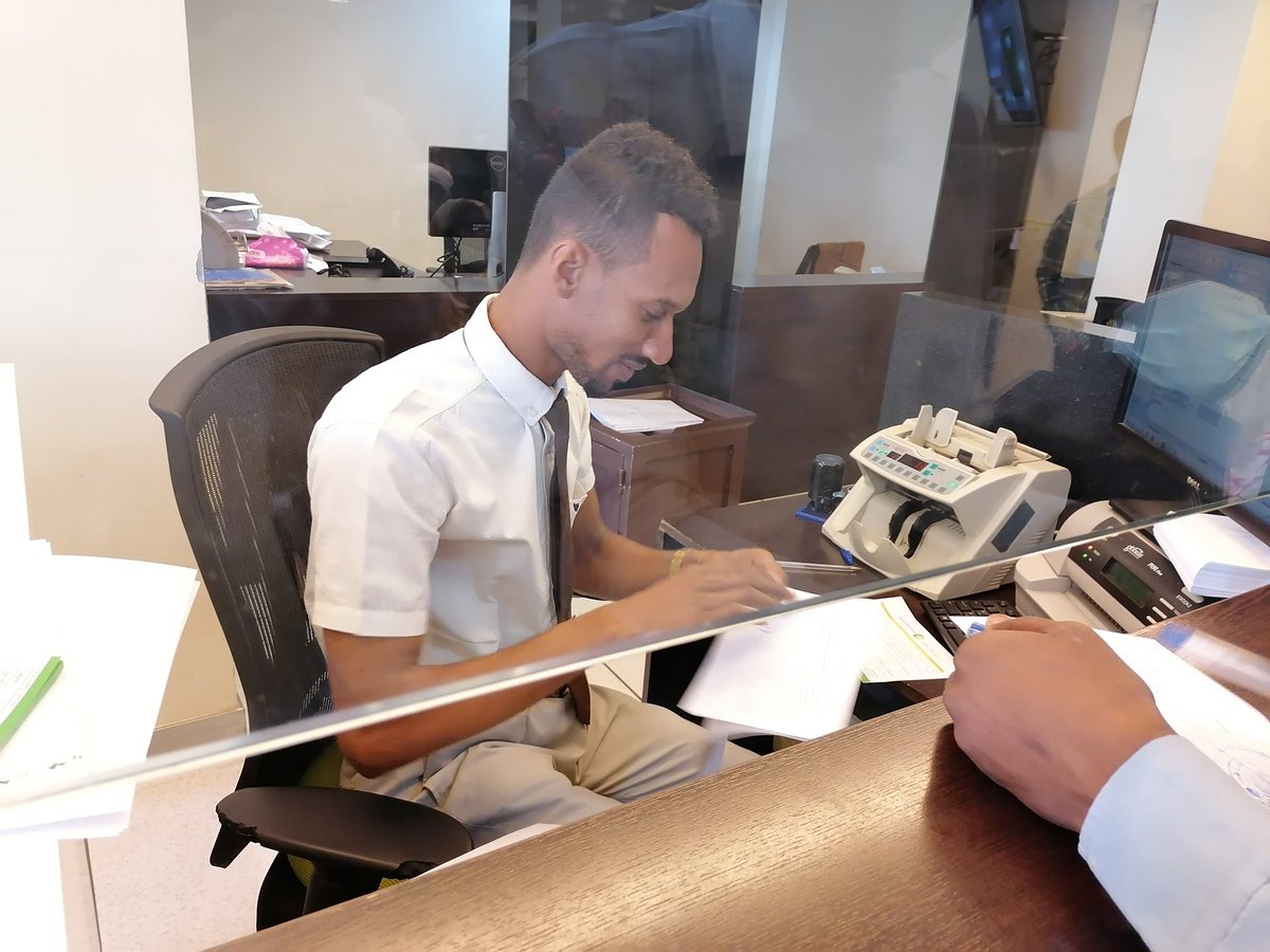 abdellahomer's tweet photo. بنك الخرطوم فرع العيلفون دا الزول الماسك شباك تحويل العملات ما عارف اسمو منولكن تقريبا اظبط و اسرع و الطف موظف في بنك الخرطوم كلو ب كل فروعو و شغال ب ابتسامه طول الوقت
ياخ اول مره يلاقيني موظف بيقول للعميل "جدا من عيوني هسي احول ليك"😂 https://t.co/dJm6Y1J5Qa