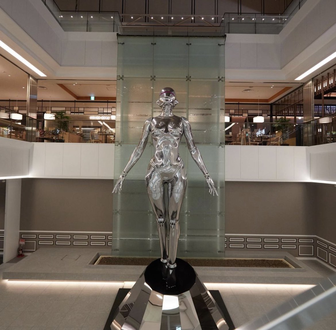mmichaletos's tweet photo. This is shopping at PARCO Shinsaibashi... Very good touch  #hajimesorayama  #shinsaibashiparco #sexyrobot https://t.co/iWd2T5LbwH