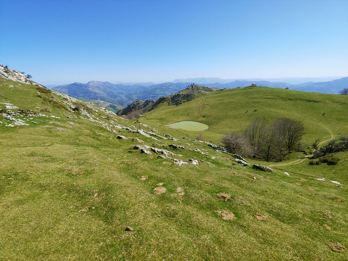83Idoia's tweet photo. #Xoxote eta #Erlo (1.026m)
#EuskalHerrikoMendiak
@starbienatotxa https://t.co/Ex47uxfFbg