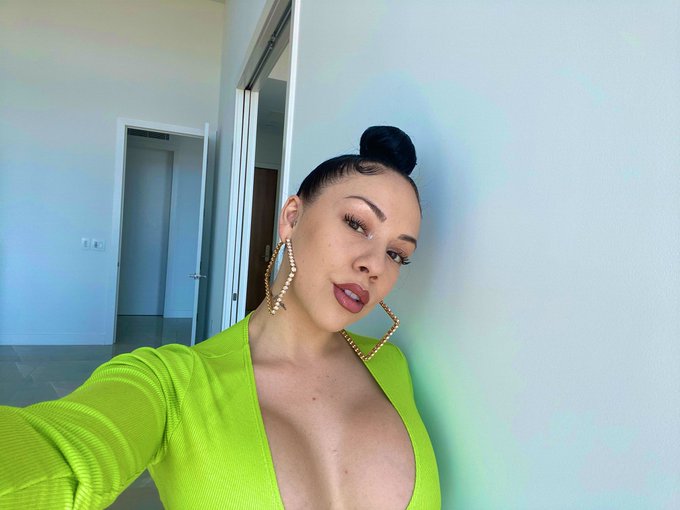 Baby will you be my corona &amp; lime?💚 https://t.co/x4AOKtTpXv