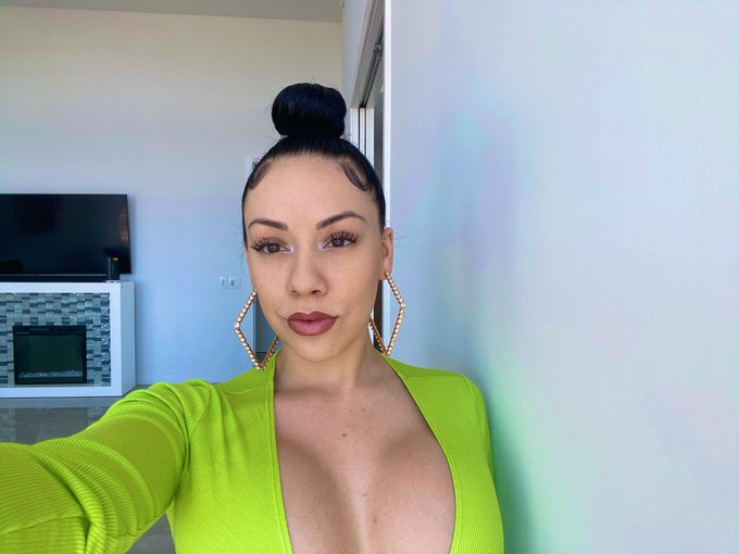 Baby will you be my corona &amp; lime?💚 https://t.co/x4AOKtTpXv