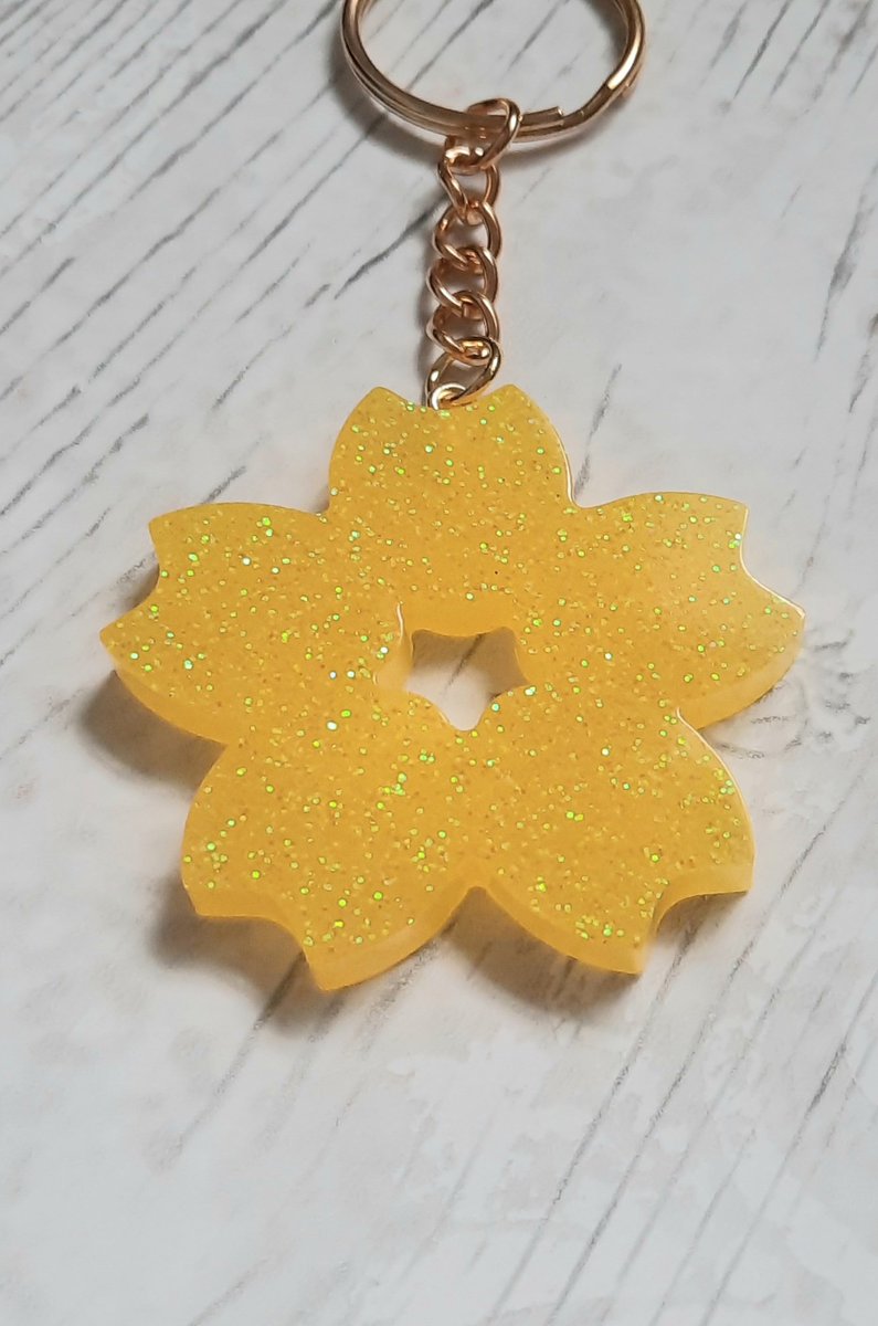 DebsDesignsUK's tweet photo. Hello #UKCraftersHour
I'm slowly learning the art of resin. Making a few mistakes along the way. But I do have have few pieces that I am 100 % happy with that i have listed in my etsy shop
#handmade #crafer #shopsmall #shophandmade #lovehandmade https://t.co/D5j3GPhhz0