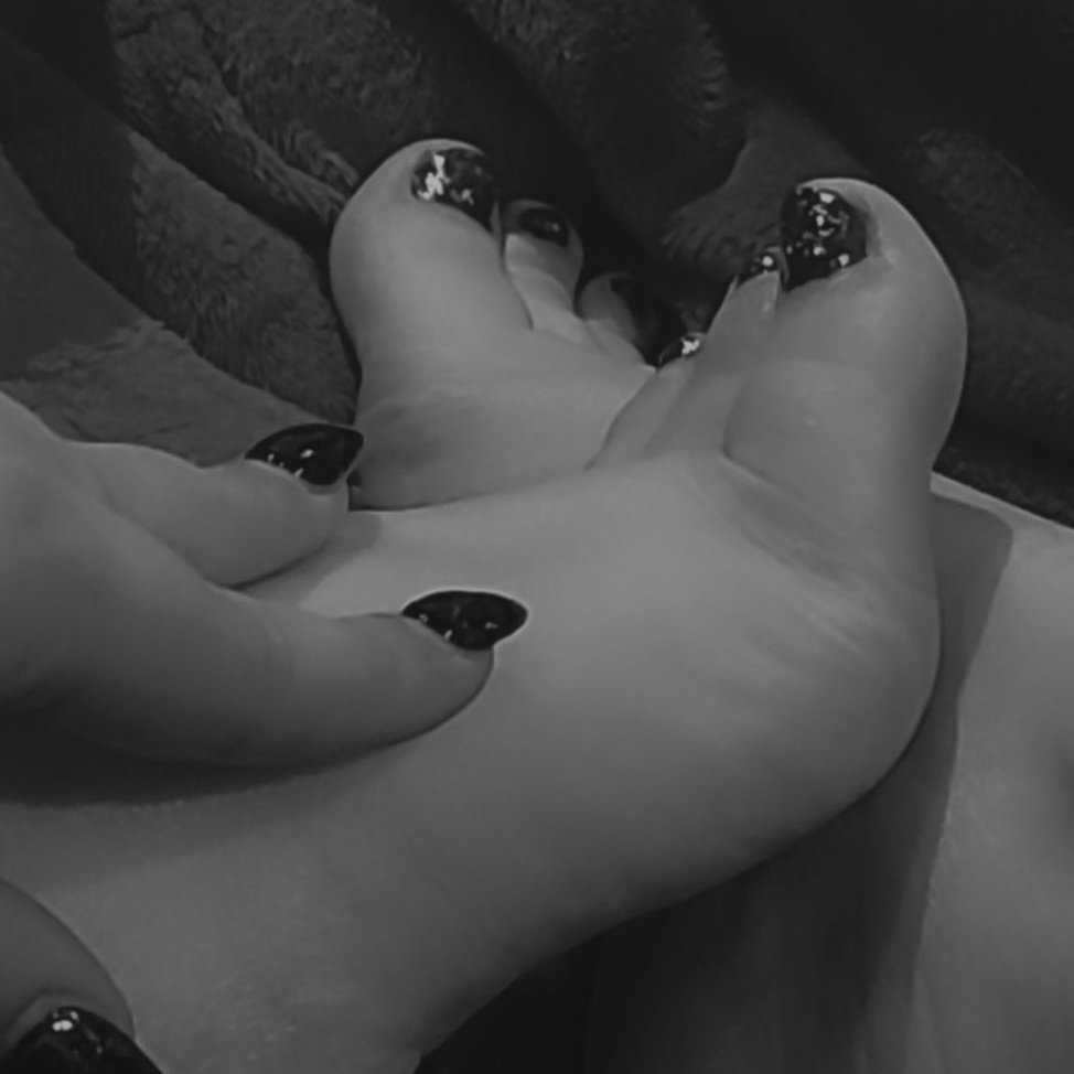 🦇Black Toes👅 #footfestish #feet #Feetphotos #feetstagram #feetlick #footsie #sexy #cute https://t.co/dX6skFW6aU