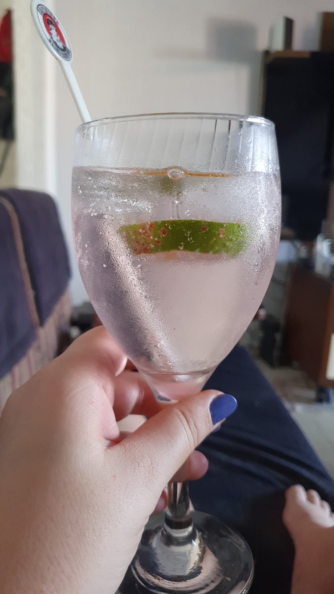 nanda_falves's tweet photo. Terminei de pintar a fachada da casa dos meus pais... 
Meu pai trouxe o pagamento! #rosegin https://t.co/OAgGTNoHol