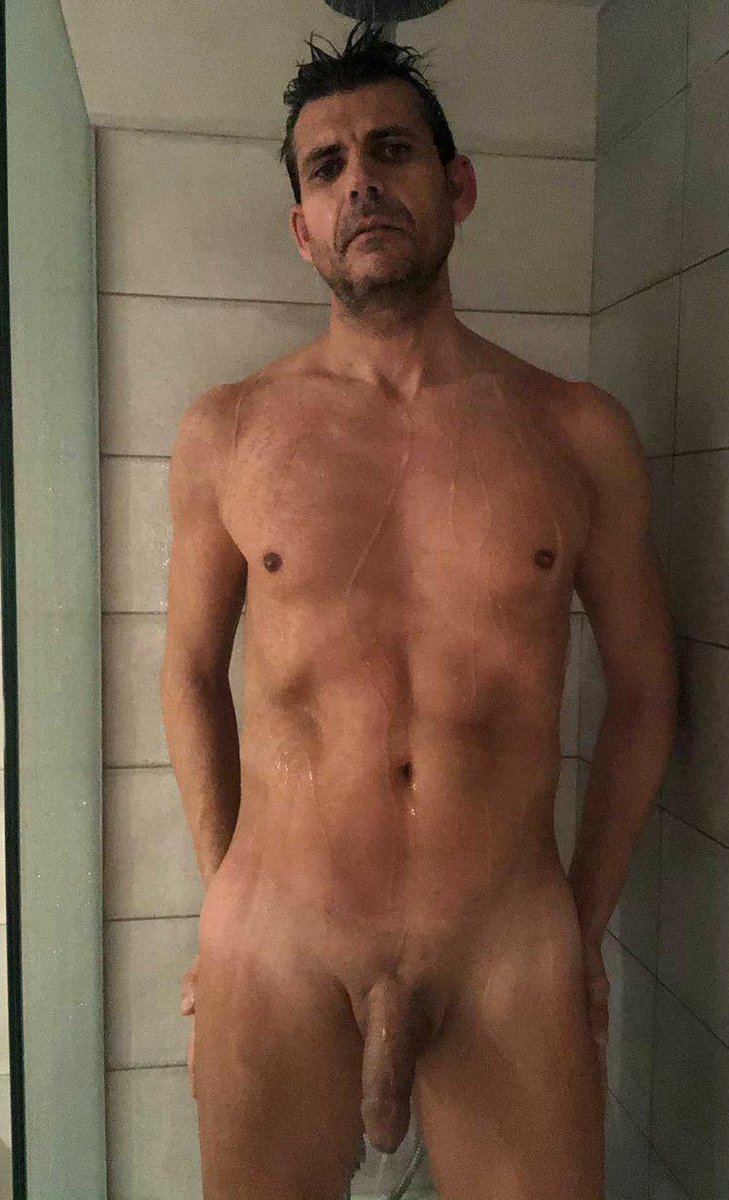 adrianaamorelli's tweet photo. Maduro de 41 años engañado 

□ Prefieren maduros o jóvenes? 

#heterospack
#heterocuriosos #heterovergon #heterosengañado #HeterosDesnudos #heterohot https://t.co/NXG7QrDwbg