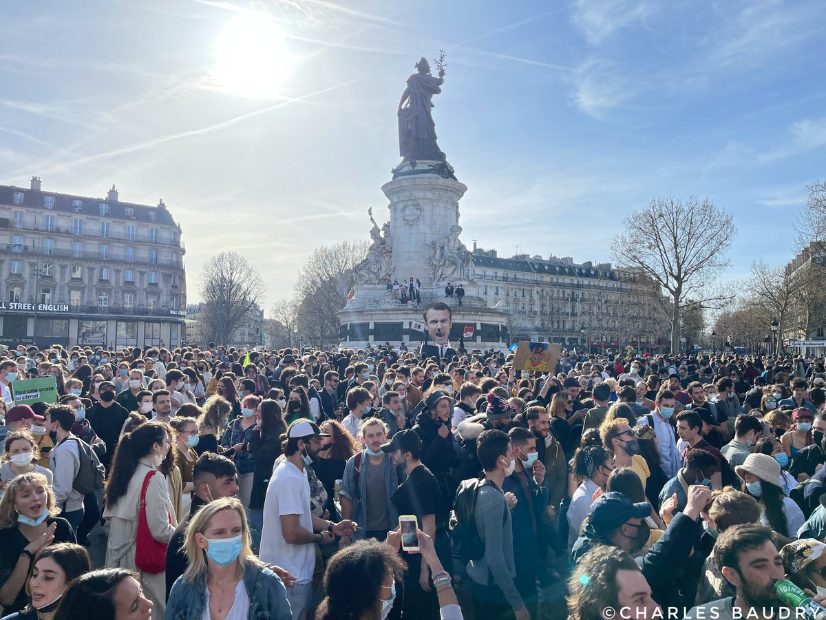 Philoulyon's tweet photo. Donc sur cette photo, on a un rassemblement de moins de 6 personnes en extérieur respectant les gestes barrières ? 🤔

C’est purement incroyable de voir ceci ! Avec des élus au milieu de tout ce petit monde. Ces élus devront s’expliquer. 
Idem à Lyon avec @Gregorydoucet en tête. https://t.co/mkADILqJ7s