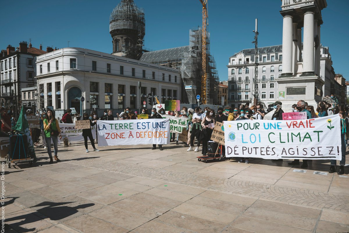 Greenpeace_CF's tweet photo. Comme dans près de 180 autres villes en 🇫🇷, superbe #MarcheClimat à Clermont-Ferrand pour exiger une #VraieLoiClimat à la hauteur des enjeux climatiques 🌍 https://t.co/y7rIc7nNIL