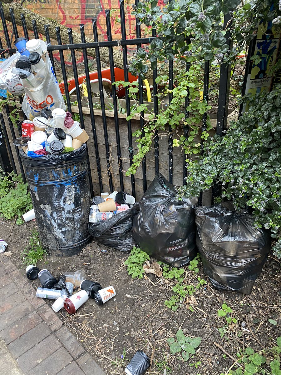 BApineapple's tweet photo. @CRTcontactus how is this still going on? This rubbish issue on the towpath from Angel to Haggerston (and further) is not properly being dealt with. Stop posting notices encouraging use of the towpath, fighting plastic, etc then not acting on simple rubbish issues! #regentscanal https://t.co/Ki8Kd539VL