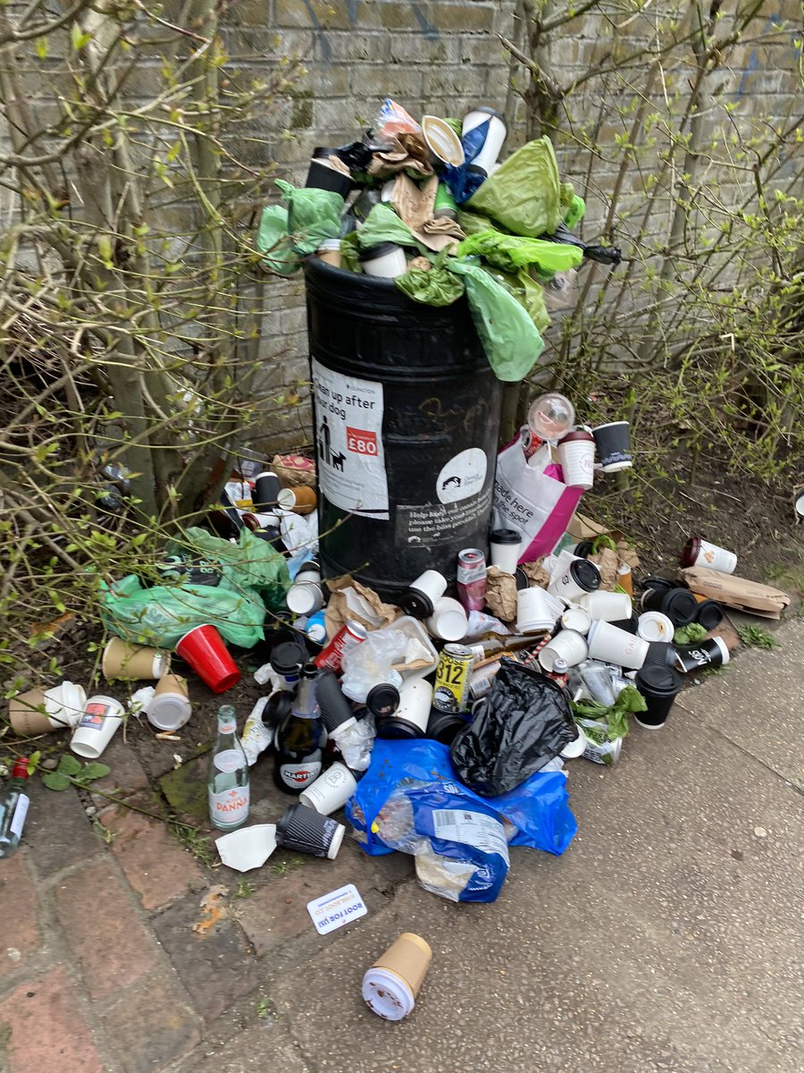 BApineapple's tweet photo. @CRTcontactus how is this still going on? This rubbish issue on the towpath from Angel to Haggerston (and further) is not properly being dealt with. Stop posting notices encouraging use of the towpath, fighting plastic, etc then not acting on simple rubbish issues! #regentscanal https://t.co/Ki8Kd539VL