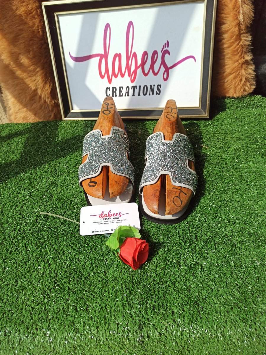 Dabeescreations's tweet photo. Handmade slides are the best trust me😍😍😍😍😍... kindly check our IG page @Dabees_creations for other lovely designs💕💕💕💕
#5000
#adorablefemaleshoemaker
#dabeesmade https://t.co/pV4cDJjN9e