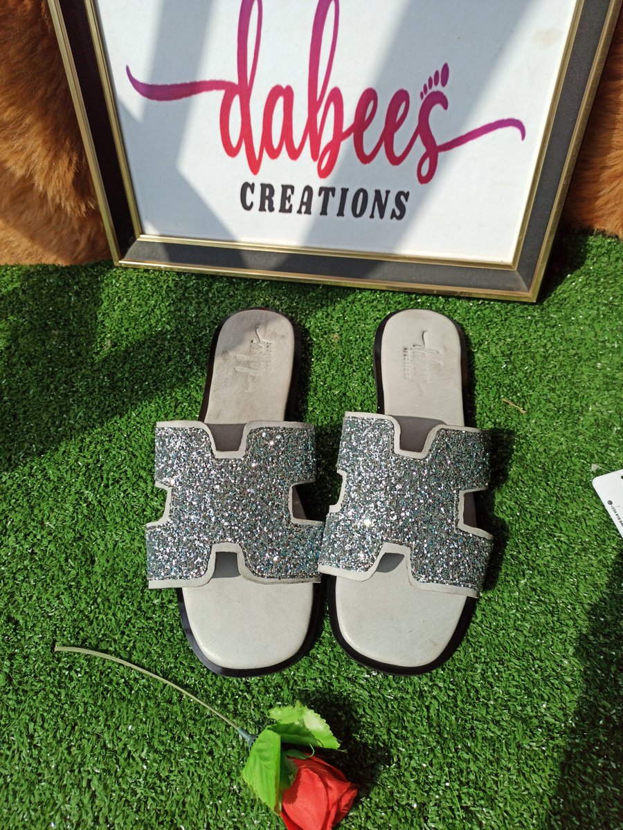 Dabeescreations's tweet photo. Handmade slides are the best trust me😍😍😍😍😍... kindly check our IG page @Dabees_creations for other lovely designs💕💕💕💕
#5000
#adorablefemaleshoemaker
#dabeesmade https://t.co/pV4cDJjN9e