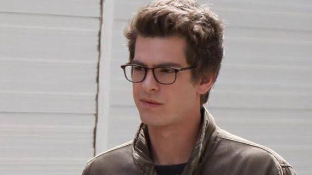 том холланд в очках тони старка. человек паук 2002 питер паркер.