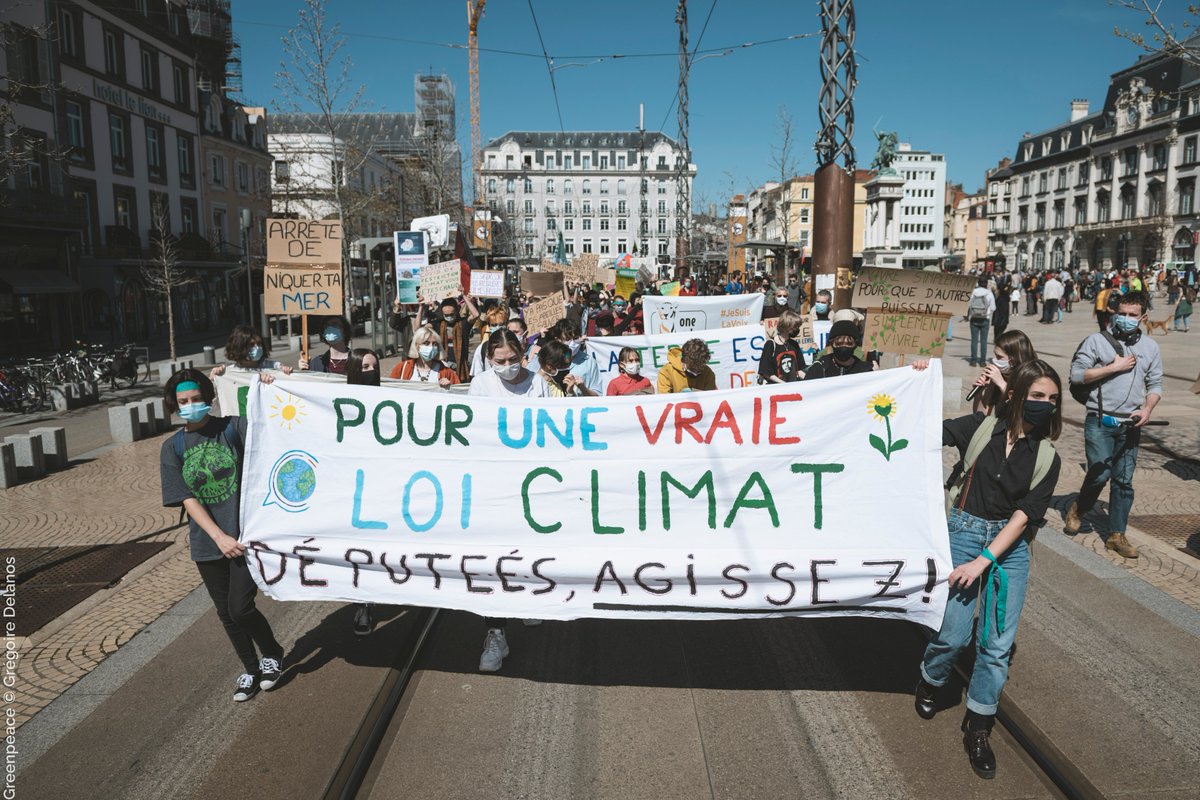 Greenpeace_CF's tweet photo. Aujourd'hui nous étions mobilisé·es à #ClermontFerrand pour demander aux député·es une #VraieLoiClimat, à la veille des débats en plénière à l'Assemblée nationale sur le #PJLClimatResilience. Une très belle #MarcheClimat dont voici quelques photos ⬇️ https://t.co/8yXn3x9xe1
