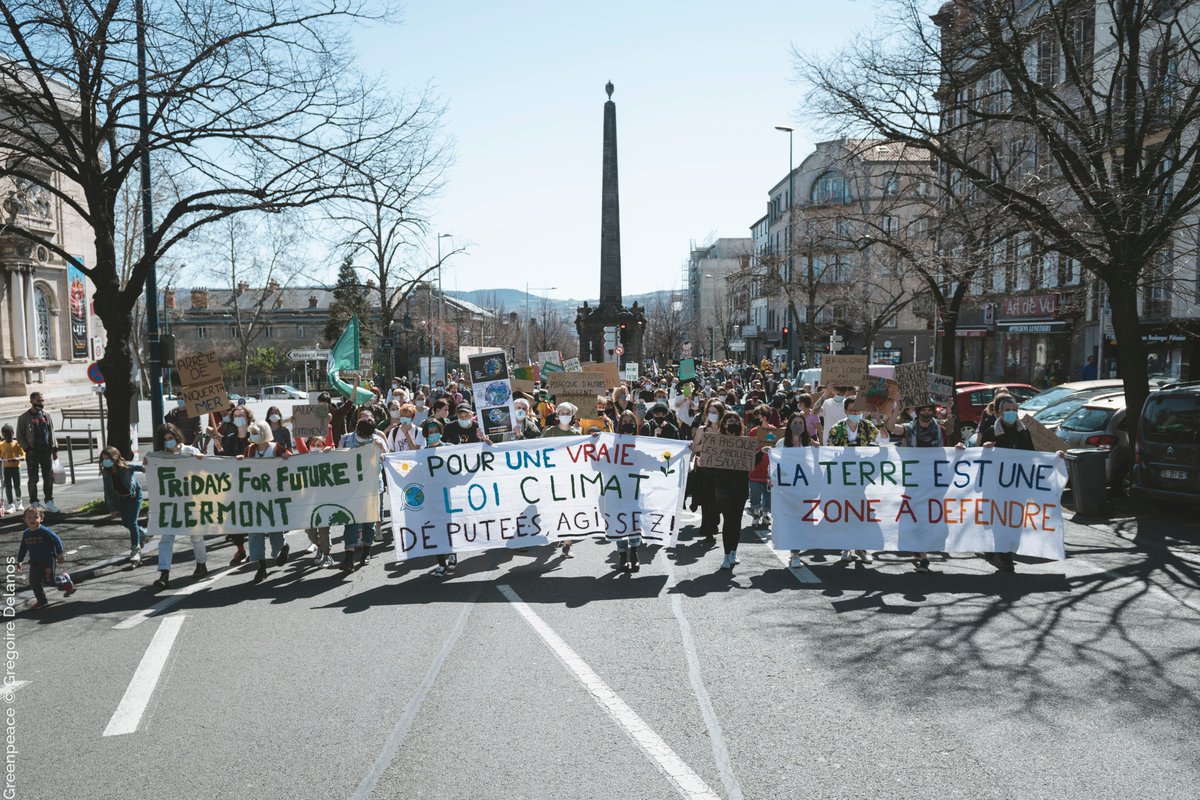 Greenpeace_CF's tweet photo. Aujourd'hui nous étions mobilisé·es à #ClermontFerrand pour demander aux député·es une #VraieLoiClimat, à la veille des débats en plénière à l'Assemblée nationale sur le #PJLClimatResilience. Une très belle #MarcheClimat dont voici quelques photos ⬇️ https://t.co/8yXn3x9xe1