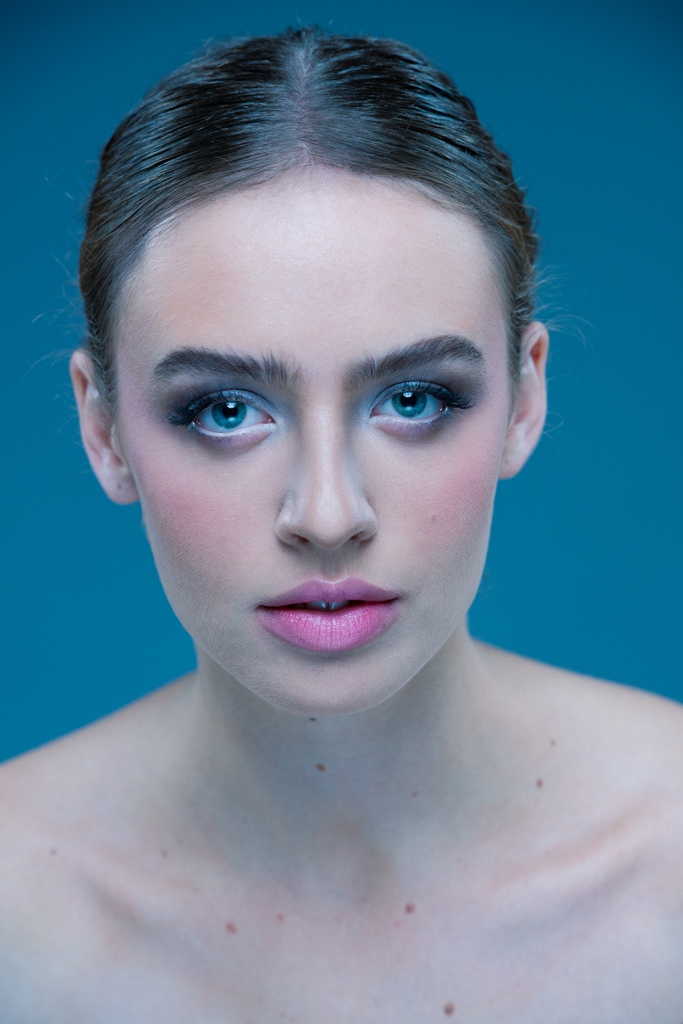 PortraitsTO's tweet photo. From my studio. Anna + Blue. I love this setup... very otherworldly.
Model Book Session 2/3 with the wonderful @zemly.anna & one of my favourite creatives, mua/stylist @amitha_hmua.
#Toronto #fashion #beauty #model #portrait #headshot #actor #actra #NewRay9 https://t.co/mFVx2lkHjX