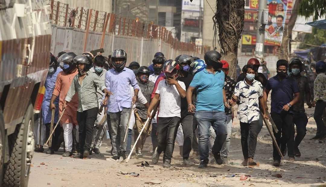 Brutality of #BdPolice & Govt.Student wing (Chhatra League) & Youth wing (Juboleague) at Anti Modi protest.