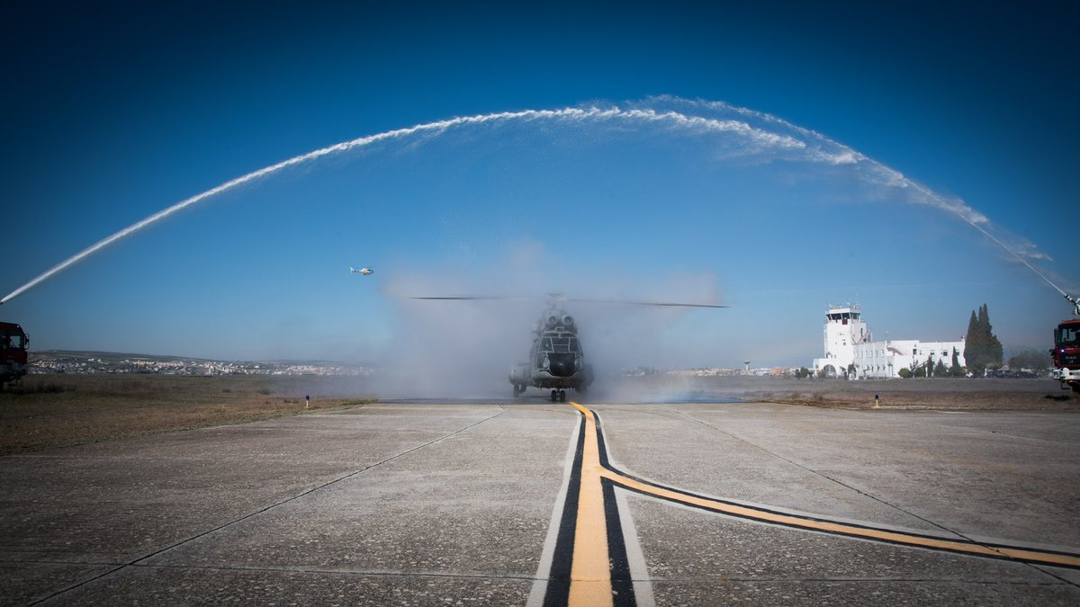Ala48_ea's tweet photo. El pasado jueves, realizó su último vuelo a la Escuela Militar de Helicópteros de #Armilla donde formará a los nuevos mecánicos de mantenimiento de aeronaves de las Fuerzas Armadas, conforme a la normativa #PERAM https://t.co/aEnJ8FqXXd