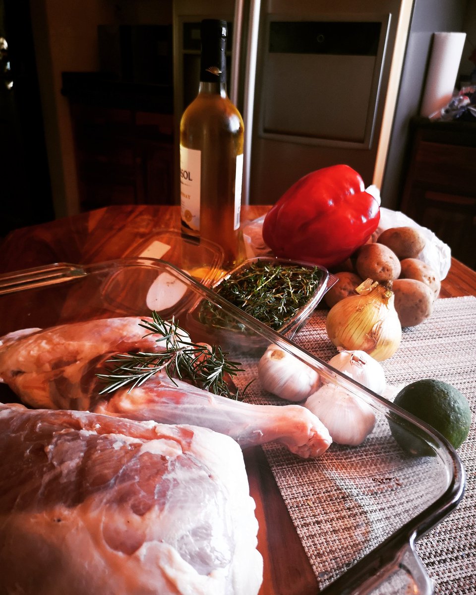 ItzelAASchuler's tweet image. Hagamos algo maravilloso!
#cordero #horno  
El valor agregado de cocinar con vino es el #leftoverWine 😎✨
#DeLaFincaALaMesa