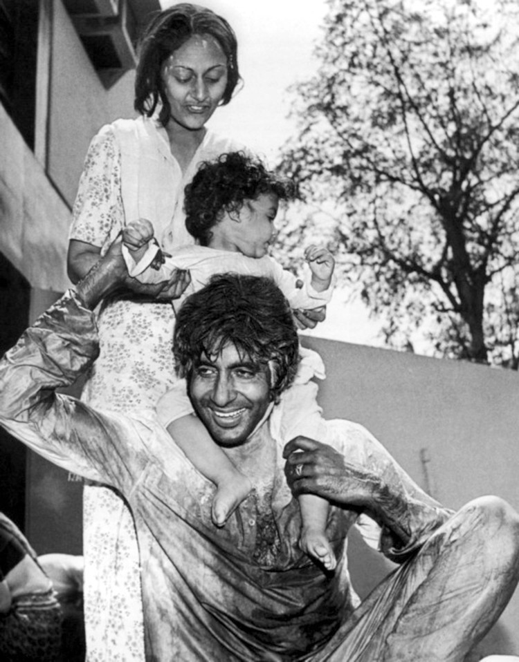 SrBachchan's tweet photo. T 3858 -" रंग बरसे भीगे चुनर  वाली रंग  बरसे " https://t.co/SOzL11JXfE