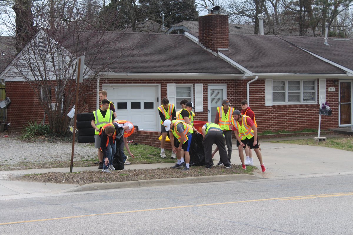 PittStateSigEp's tweet image. Kansas Theta keeping Ford Street clean!

 The brothers of Sigma Phi Epsilon, Kansas Theta, adopted Ford Street again this past week. #VDBL