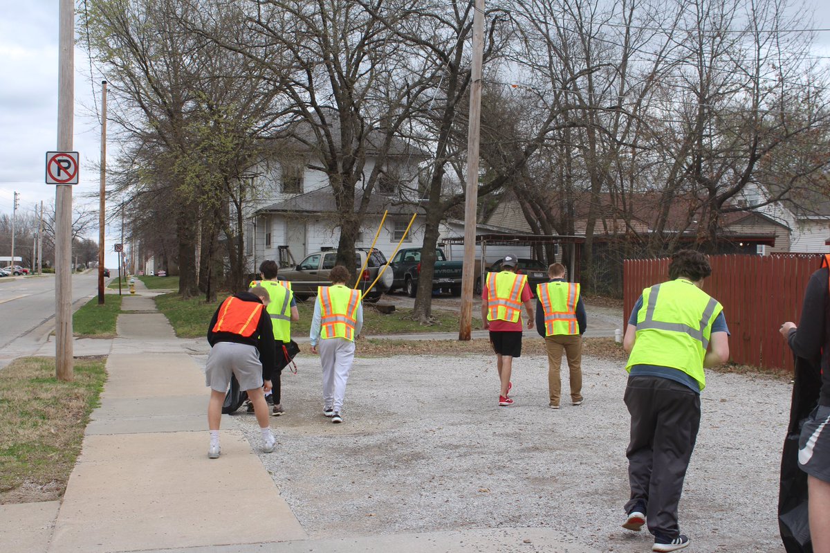 PittStateSigEp's tweet image. Kansas Theta keeping Ford Street clean!

 The brothers of Sigma Phi Epsilon, Kansas Theta, adopted Ford Street again this past week. #VDBL