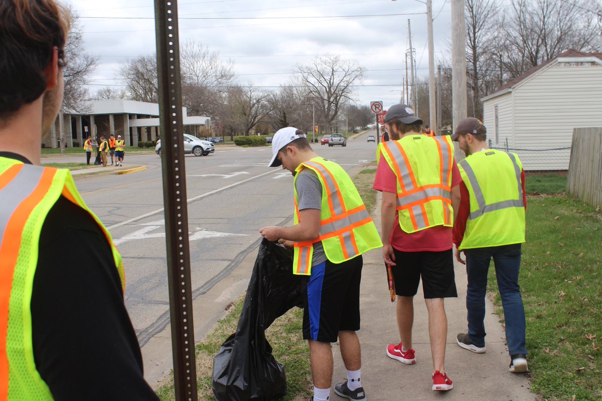 PittStateSigEp's tweet image. Kansas Theta keeping Ford Street clean!

 The brothers of Sigma Phi Epsilon, Kansas Theta, adopted Ford Street again this past week. #VDBL