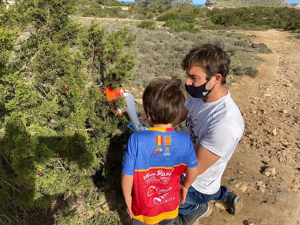 feimesport's tweet photo. Domingo de familia y #Gimkana hoy hemos vuelto a disfrutar de una prueba con @bluechallengeibiza ¡a por muchas más!
....
🔴🔵🏁🏃‍♀️🏃‍♂️🔴🔵
#EivissaFeimEsport #FeimEsport #FemEsport #Runners #Bikers #Tri #Swim #sport #familiesport 
#Cantera #Pedrera #TrabajoCanteraNoCartera #WeRun https://t.co/7o7DYRFHKb
