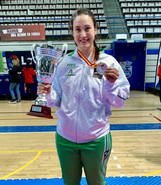 aytoloradelrio's tweet photo. ‼INMA LOPERA CAMPEONA🏆 DE ESPAÑA DE KARATE🥋 SENIOR POR EQUIPOS‼
➡ La loreña Inma Lopera (Club Kimé - Escuela de Lora del Río) se ha proclamado Campeona🏆 de España de #Karate Senior🥋, con el equipo de kumite femenino de la Selección Andaluza de karate.
!!ENHORABUENA INMA!! https://t.co/Xwyjz2WFNQ