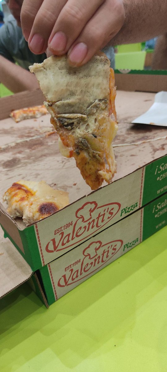 Jonathan2810200's tweet photo. Aqui comiendo pizza en @ValentisPizza en Galerías
Ustedes de qué sabor la piden? A nosotros nos gusta la de hongos😋 https://t.co/lmDmBrF0pv