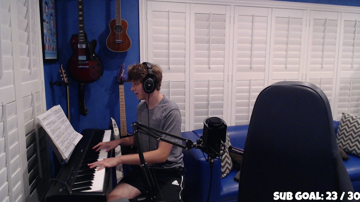 im playing the piano right now :O twitch.tv/grazca