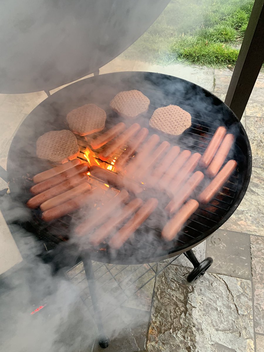 brownsagerat's tweet photo. @recteq_official it’s a burgers and dogs kind of night. Rainy 50° weather in the #PNW. The #bullseyegrill doesn’t miss a beat. https://t.co/6k2BgWV2Fq