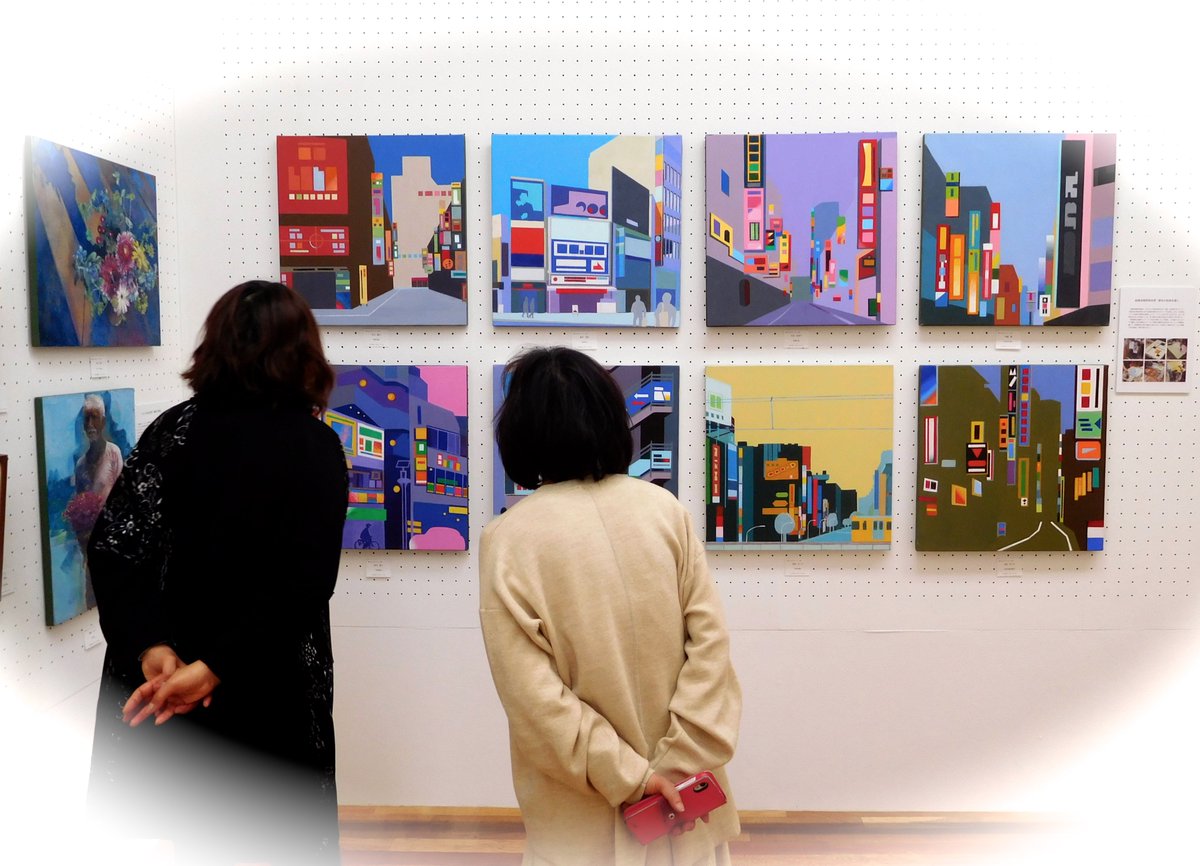 izu38sp's tweet photo. 用賀アトリエ展（世田谷美術館区民ギャラリー）昨日無事終了しました。

「都会に溢れる看板を色面で構成する」をテーマにした講座を担当しています。

生徒さん達の作品と賛助出品の吉祥寺シリーズの一点。 https://t.co/NIdK6oDwwn