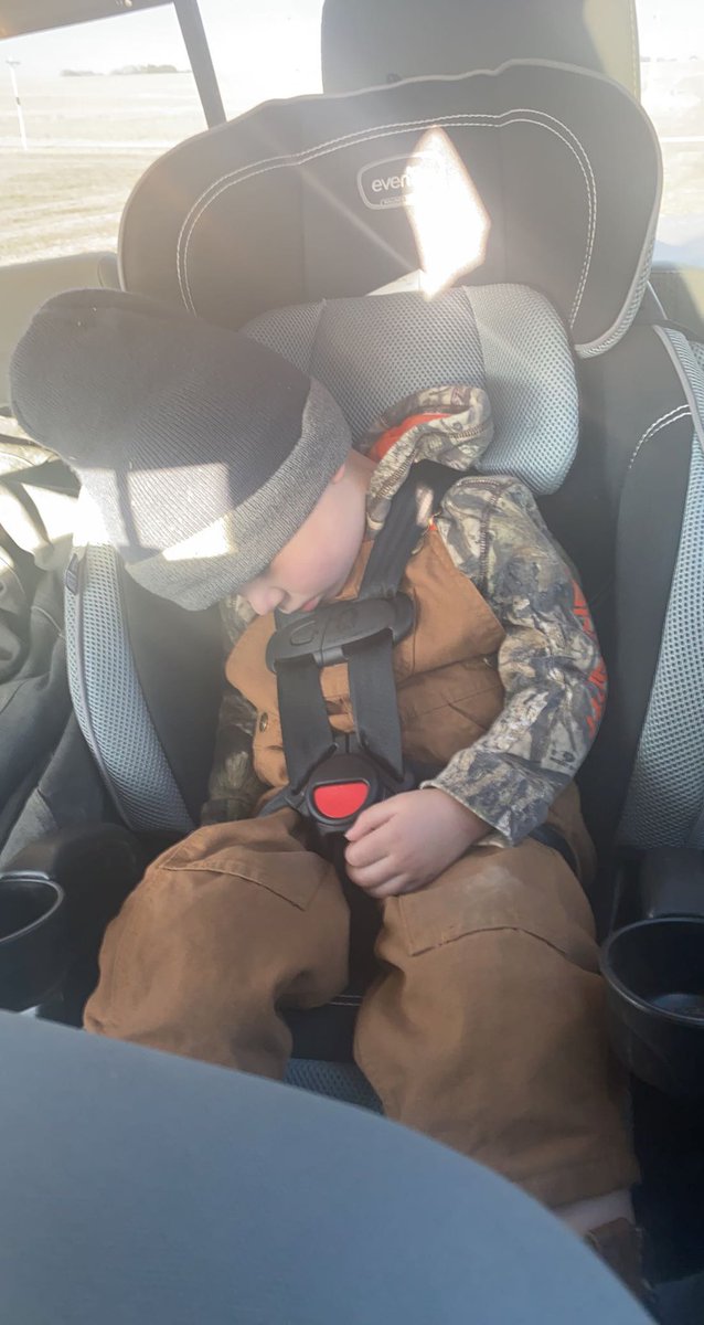 Jones6807's tweet photo. Spent the entire day working at the shop with dad getting ready for #plant21. Couldn’t quite make it the ride home though. #dadshelper #AgTwitter https://t.co/QBSGooh2Y6