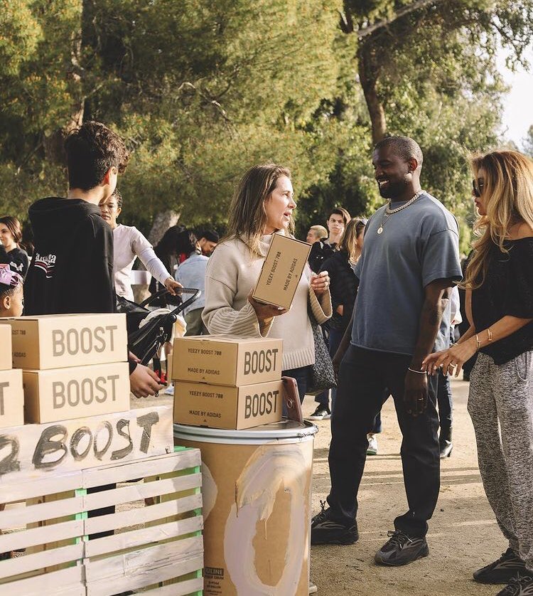 WBeholder's tweet photo. @kanyewest instala un puesto de limonada para vender Yeezys. 
Todo un emprendedor😅

https://t.co/t2rOaep6Do https://t.co/LX55CUa6jF