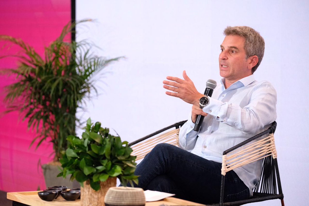 MinAmbienteCo's tweet photo. #AEstaHora el Ministro @CarlosECorreaE participa en el programa Mérito Empresarial de @martintapiasb en el @CanalTelecaribe para conversar sobre los anuncios que se dieron en la #AsambleaBID2021 y los proyectos en el Caribe con el @MinAmbienteCo. Conéctate https://t.co/BxMWf9DnxD https://t.co/YkciDH35rU