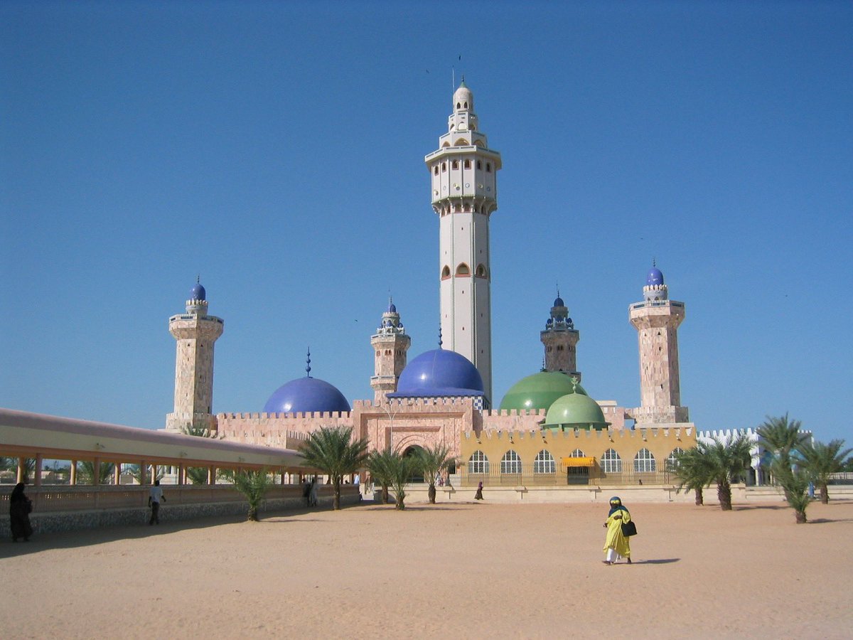 Touba, une ville du #Sénégal, siège de la confrérie musulmane des mourides et deuxième ville la plus peuplée du pays, derrière la capitale Dakar. 

Le mot Touba vient de l'arabe طُـوْبَىٰ, qui signifie 'félicité' ou 'béatitude'.

📸 forafricans, Google images
