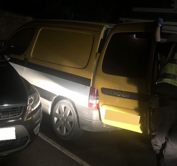 HumberbeatHULL's tweet photo. #HullPatrolTeam2 Vehicle made off from officers and found abandoned. After a short foot chase the driver is in custody for numerous offences. #100mSprint https://t.co/RVpL28L2uS