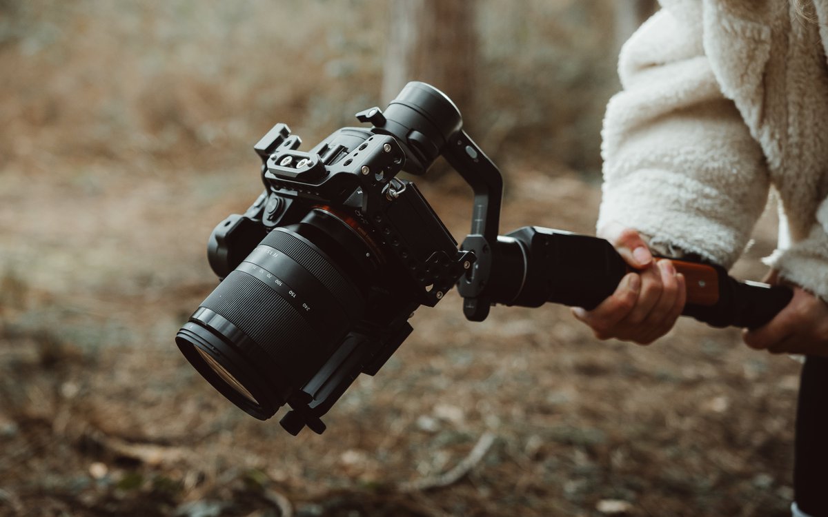 ”Taking the AK2000C with me on location really helped bring out the feeling of being encompassed by nature and it’s beauty, allowing me to get low angle shots while panning along the forest floor with a light set up“
📷：@redgate_production

#ak2000c #feiyutech #dslrphotography