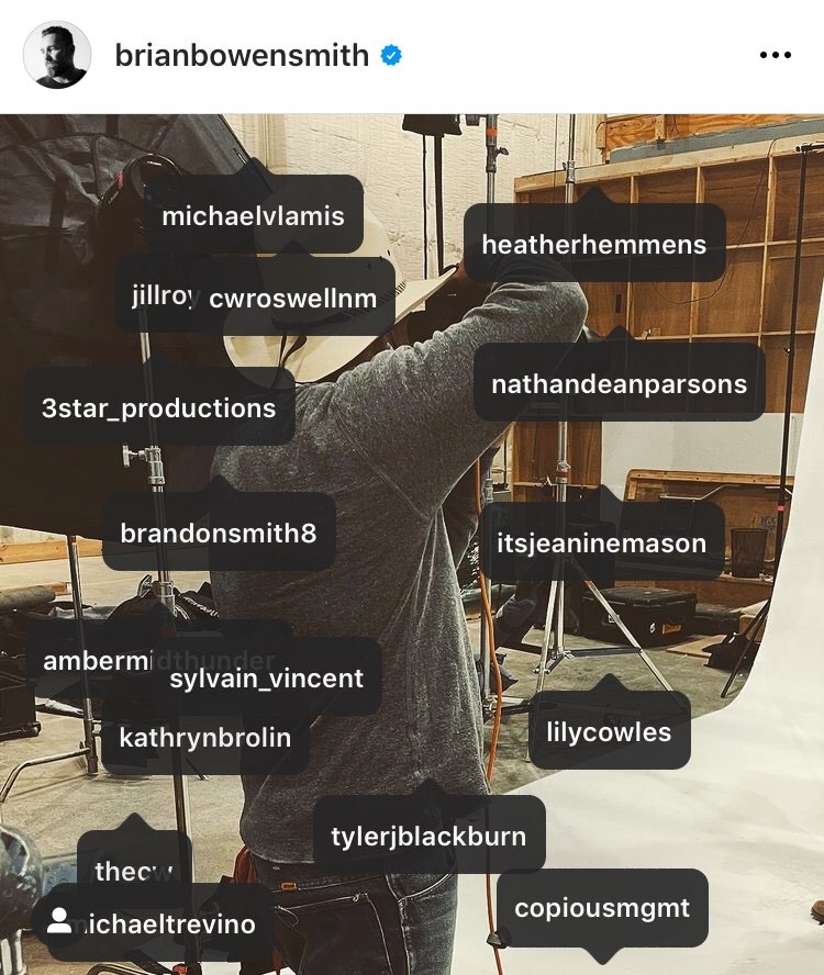 nopeimamermaid's tweet photo. NEW cast photoshoot?! we didn’t even have one of those for season 2 dkdkdk 🥳#roswellnm https://t.co/XqcLDuKflY