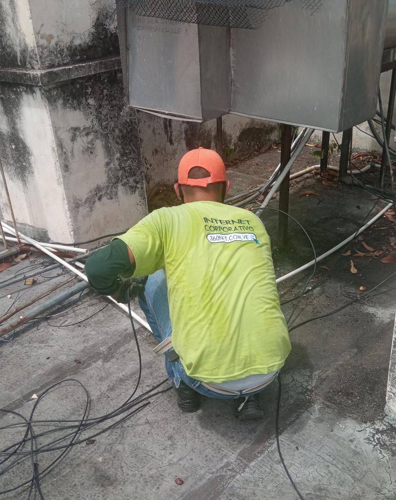 DarmasWilliams1's tweet photo. #28Mar/ Dando cumplímiento a instrucciones del Gob @R_MarcoTorres, se procede a brindar servício de Internet a través de #360Net a; @99Punto5 y @Telearagua con el firme propósito de fortalecerlos en el desarrollo de sus actividades informando al PUEBLO ARAGUEÑO @PuestoComandoRA https://t.co/PGg4DZZDnE