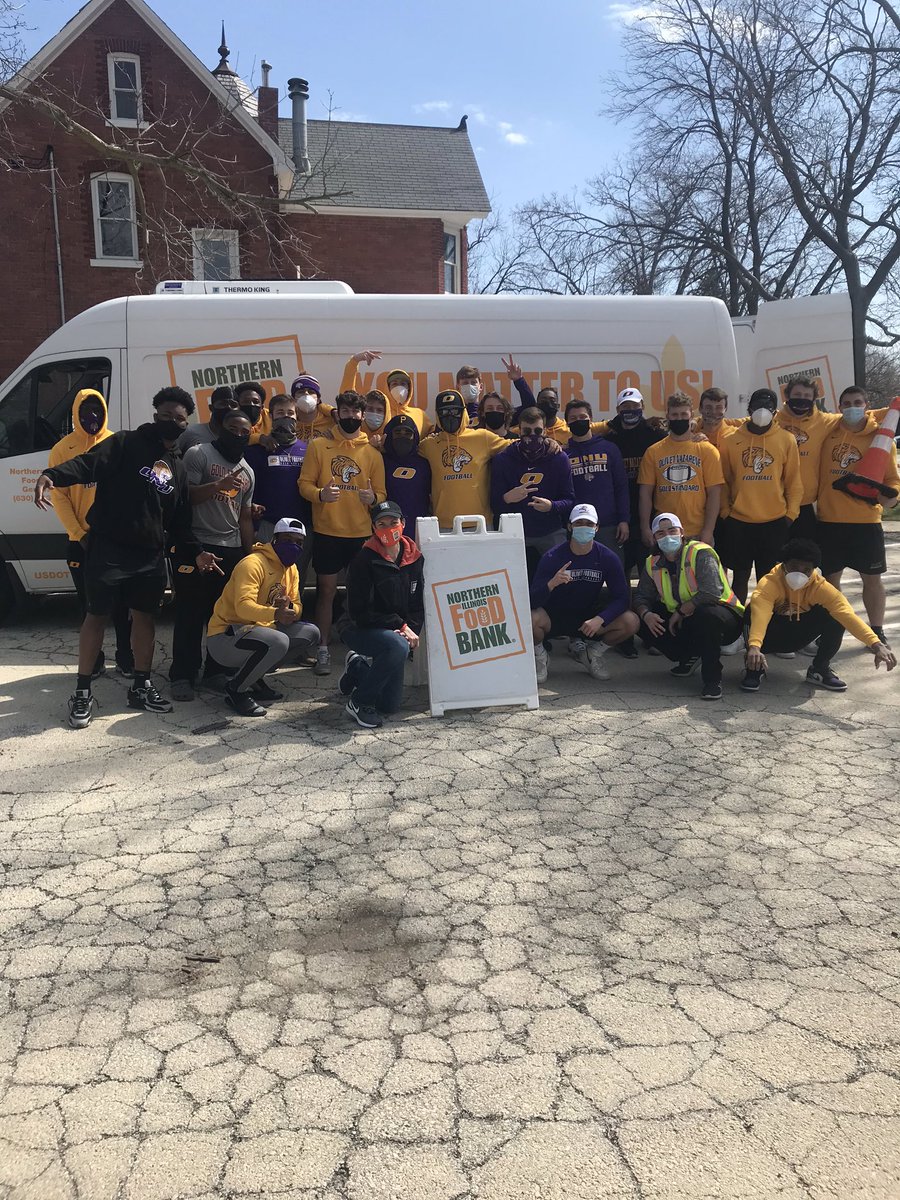 mholcomb28's tweet photo. @ONAZFootball Thanks for your help yesterday with @ILfoodbank And now you are on the clock. #BeatStX #GoldStandard #FortheShip https://t.co/56E8fRiCtm