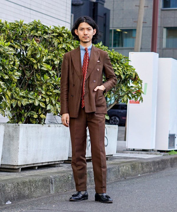 リネンのスーツ、シャンブレーシャツ、プリントタイ、ローファーと