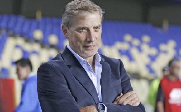 gerardochina's tweet photo. Vaya nuestro homenaje a Eduardo Acevedo, este gran vende humo que que este año dirigió dos equipos:
🇨🇱U. De Concepción, bajó a la B.
🇺🇾Defensor Sporting, bajó a la B. https://t.co/dJMOJNDBYK