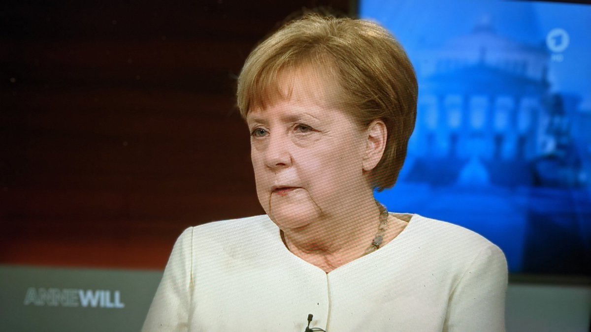 derschoeneali's tweet photo. Häh, was redet Mama Merkel da?
@annewill spricht immer wieder die #Widersprüche und #Fehler an, trotzdem versucht die Kanzlerin mangelnde Bereitschaft und #Unfähigkeit des Bundes als #Demokratie zu verkaufen.
#Versagen #lockdown2021 #peacefullprotest https://t.co/Pg7tXzmG9H