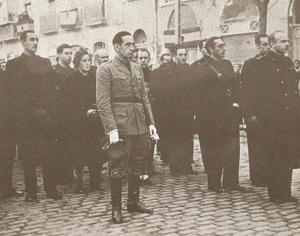 Comandante_DA's tweet photo. El Comandante en Jefe de la División Azul, Agustín Muñoz Grandes, en el centro, junto a los hermanos de José Antonio Primo de Rivera y otros dirigentes falangistas como Rafael Sánchez Mazas. https://t.co/k3G8uj8aO1