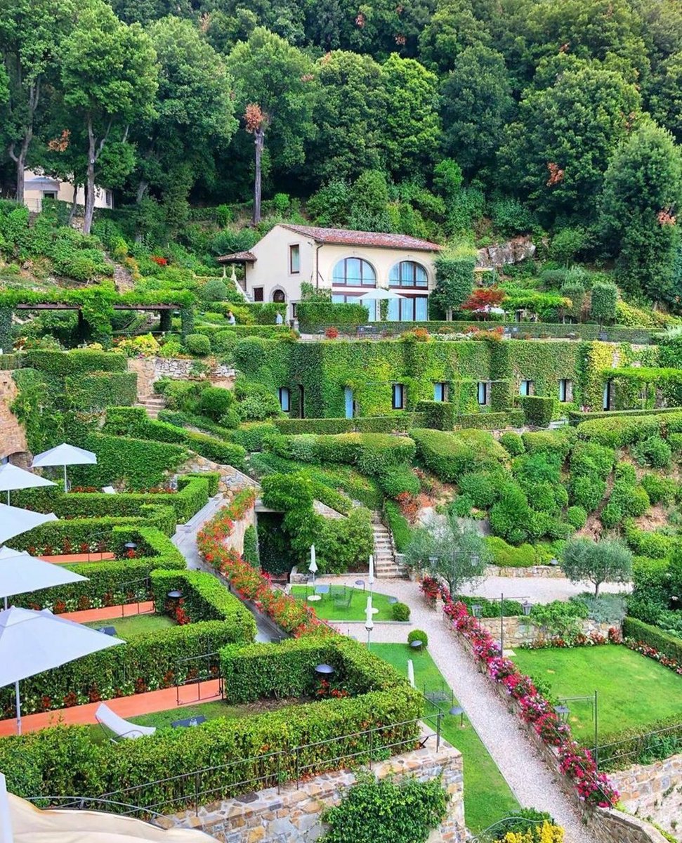 entirepiics's tweet photo. Villa San Michele https://t.co/7omJ7OpLdS