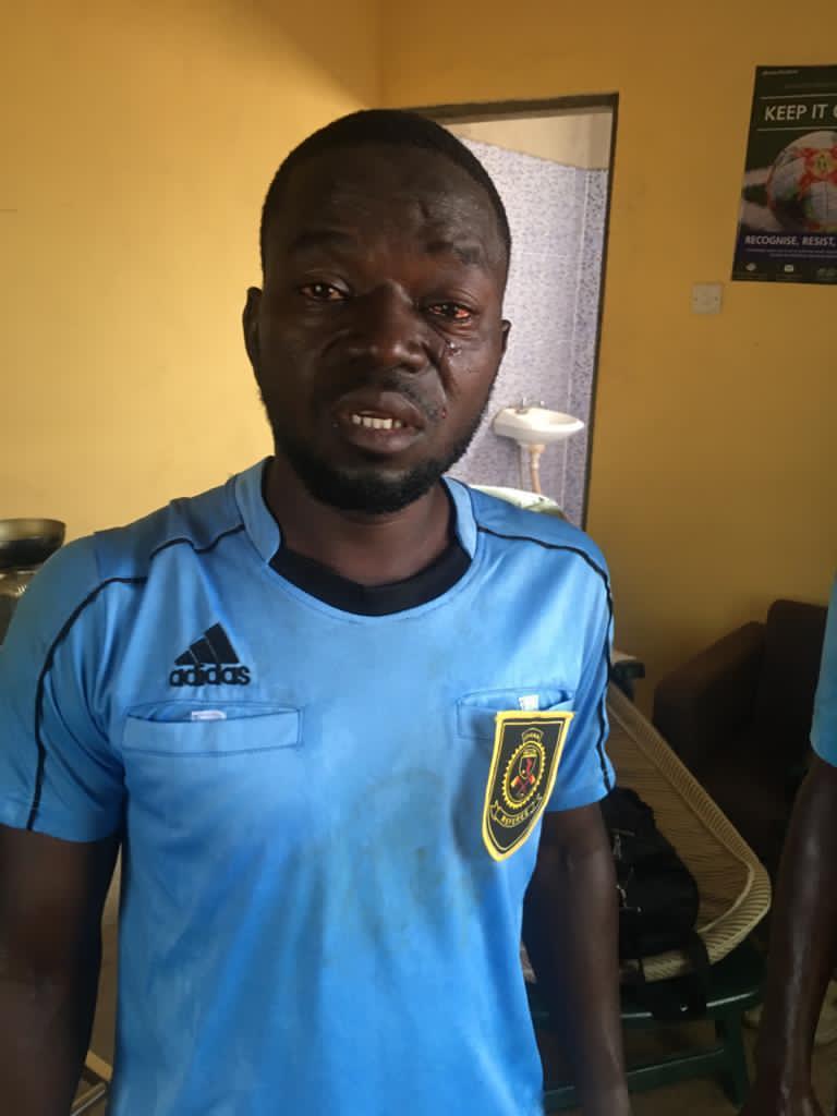 depressculer10's tweet photo. #cop
Referees beaten mercilessly in a Ghanaian second-tier league game between Wamanafo Mighty Royals and Bofoakwa Tano FC.

This is so reckless. Let's kick out hooliganism from football. 
#CFC 
#datarush 
#TV3 
#AFCON2021Q 
#TotalAFCONQ2021 
#TitiDay 
#BudFootball https://t.co/m0mQUfLAgS
