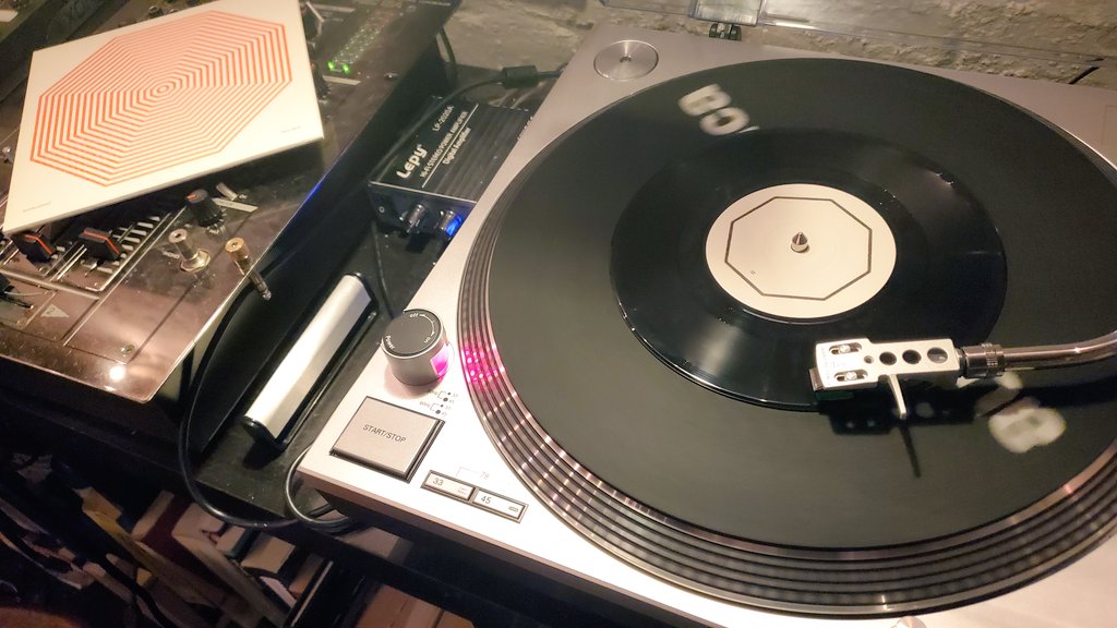 TRBLLGHTFLMS's tweet photo. Song split over two sides. Wicked cool. #heyjane https://t.co/oOnI5p4qZA