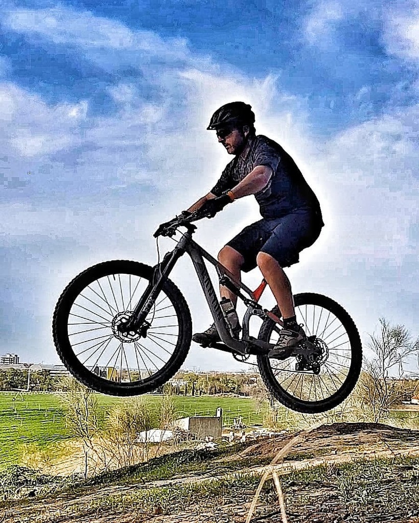 luissalassolas's tweet photo. Bicivolador🤣😃🚴♂️🙋🏻♂️
.
.
#alcaladehenares #mountainbike #mountains #btt #mtb #canyon #canyonneuron #rockrider #garminedge520plus #garmin245music #shimano #fox #sram #jump #tw #training #photooftheday #picoftheday #sunday #madrid #spain #happy https://t.co/hxZp1OuQdL