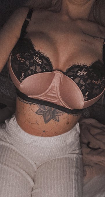 Den som gissar r&auml;tt p&aring; min br&ouml;ststorlek f&aring;r en bild i DM🤭 https://t.co/ABKhYK1lCt<a href="/tag/newprofilepic"class="tags"><span>#newprofilepic</span></a>